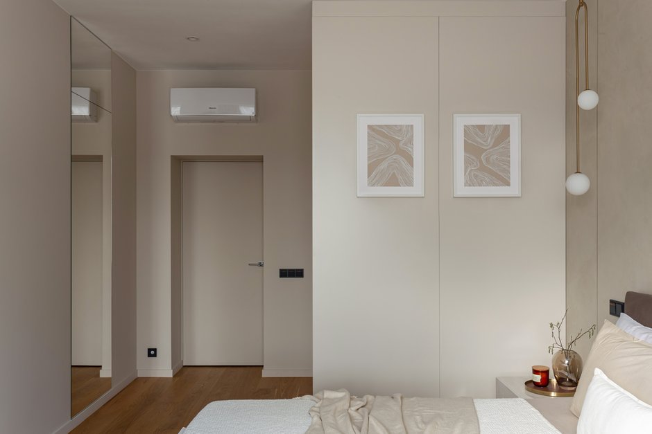 Чтобы сэкономить пространство и увеличить размеры гардеробной в спальне, было принято решение отказаться от стен и возвести гардеробную-куб. 