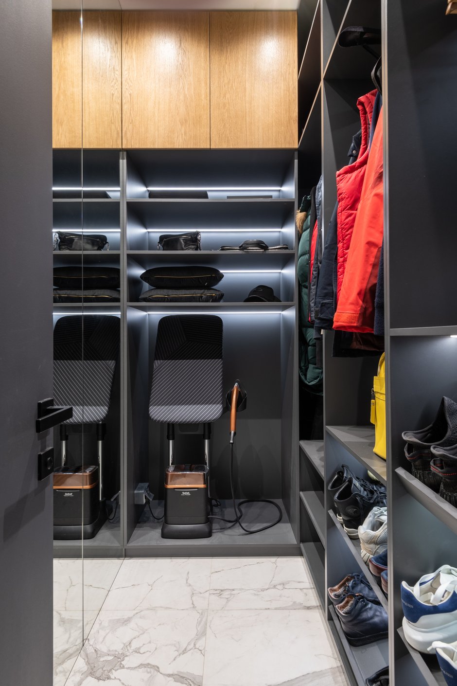 В каждой комнате спроектировали встроенные шкафы с выдвижными ящиками и штангой. Есть также отдельная гардеробная для верхней одежды и обуви при входе в квартиру.