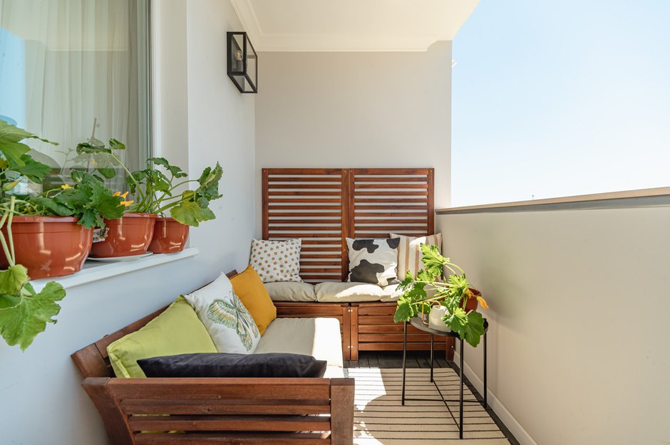 К комнате прилегает открытый балкон, на котором оборудовано место для отдыха, при желании там даже можно заночевать летом, чтобы насладиться морским воздухом.