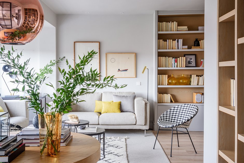 Серый + светлое дерево — популярная база в современных городских квартирах. Пара аксессуаров в актуальном оттенке желтого — и модный интерьер готов!