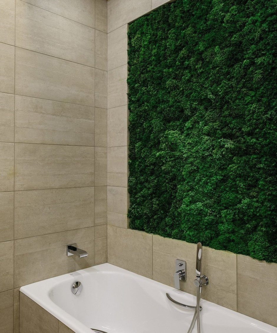 Панно из стабилизированного мха в ванной комнате наполняет пространство ароматом свежей зелени.