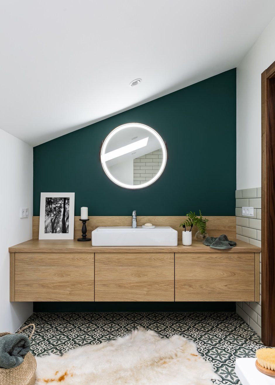 Зону мастер-спальни украшает благородный зеленый цвет. Он доминирует за изголовьем кровати и на одной из стен в ванной комнате.