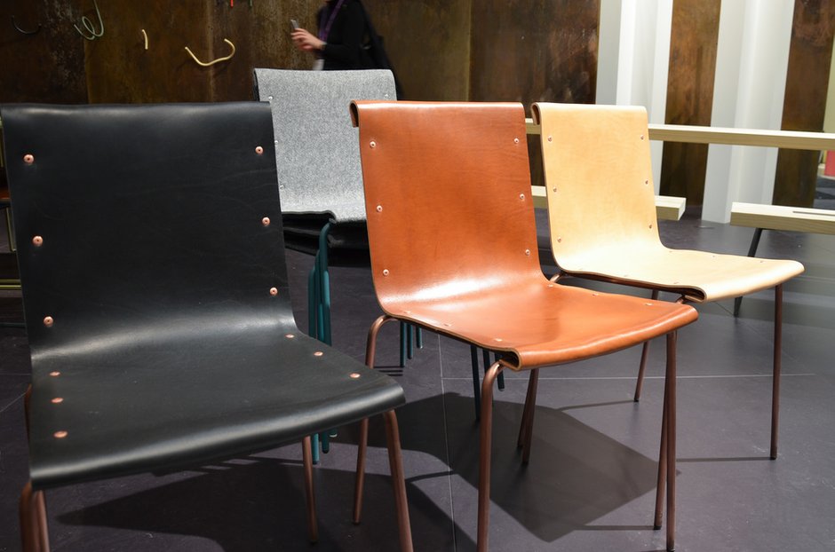 Кожаные стулья Skissernas Källemo с цветными ножками из металла представлены сразу в нескольких цветах. Интересно то, что кожу будто бросили на основание стула. Немного грубовато, но эффектно.
