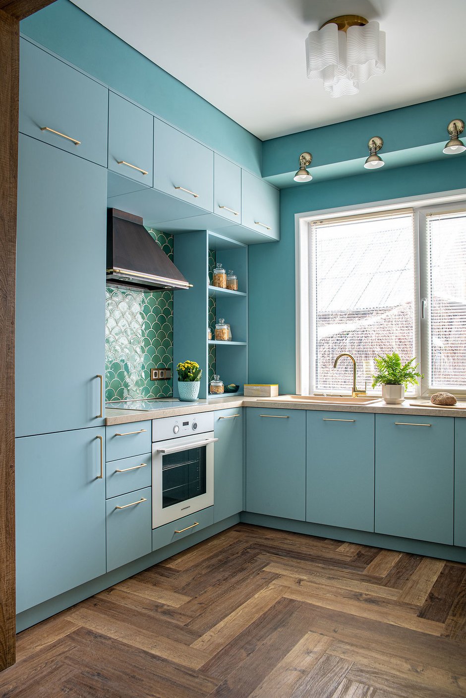 Как создать нескучный интерьер кухни-гостиной при помощи цвета и мебели