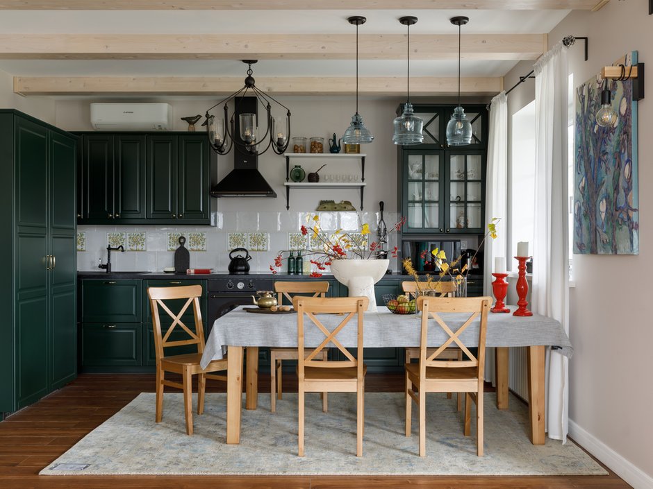 Кухонная мебель бутылочно-зеленого цвета была подобрана в ИКЕА.