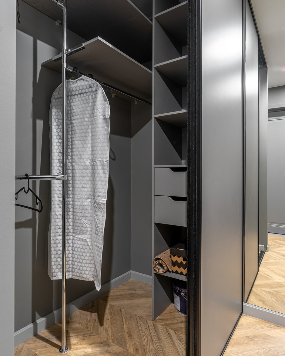 Гардеробная и шкаф в спальне выполнены из ЛДСП — самый доступный материал в корпусной мебели.