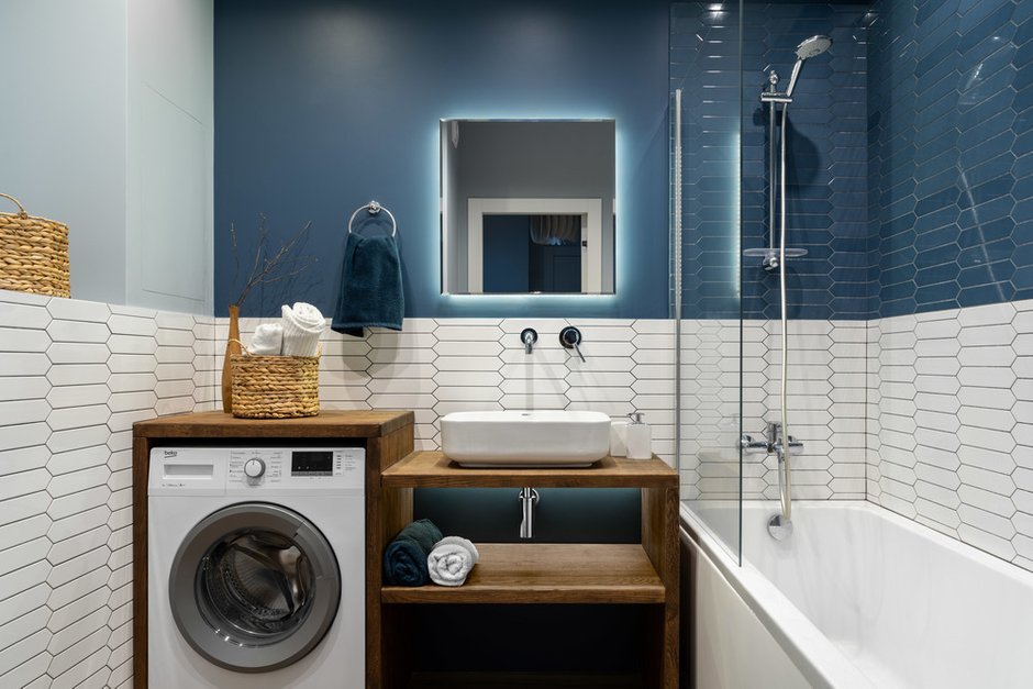Реализовано два уровня освещения — верхний свет и подсветка зеркала и столешницы, что дает возможность создания уютной и интимной обстановки в ванной комнате.