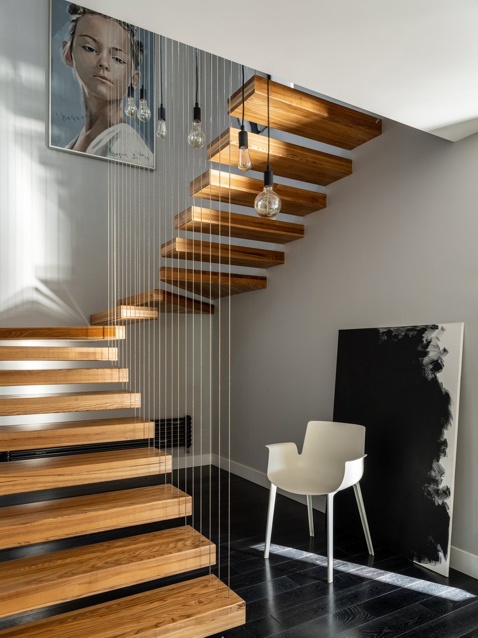 Эффектные элементы интерьера дома — лестницы. При проектировании одной из них использовали интересное конструктивное решение: кажется, что ее дубовые ступени парят в воздухе. 