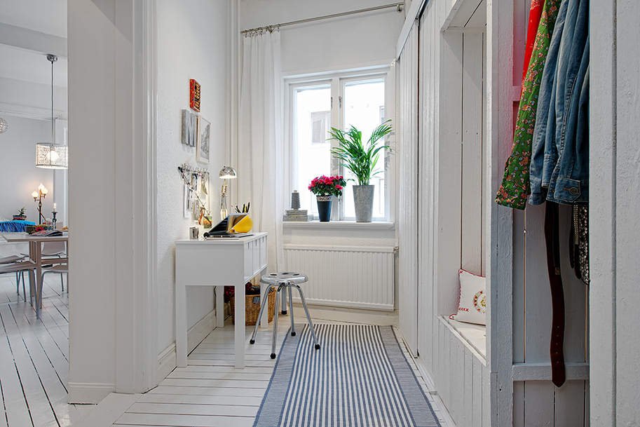 Фотография: Прихожая в стиле Скандинавский, Малогабаритная квартира, Квартира, Швеция, Цвет в интерьере, Дома и квартиры, Белый – фото на INMYROOM