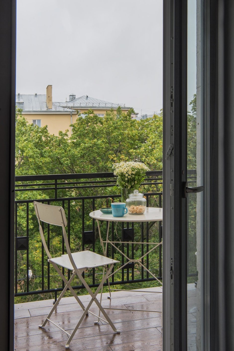 Из кухни можно выйти на французский балкончик, перила которого изготовили по эскизам дизайнера. 