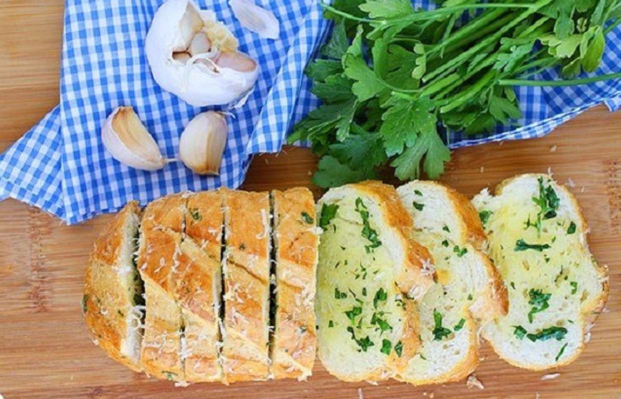 Хлеб с сыром и чесноком рецепт. Хлеб с сыром и зеленью. Хлеб с чесноком и зеленью. Чесночный хлеб с зеленью. Хлеб с сыром и петрушкой.