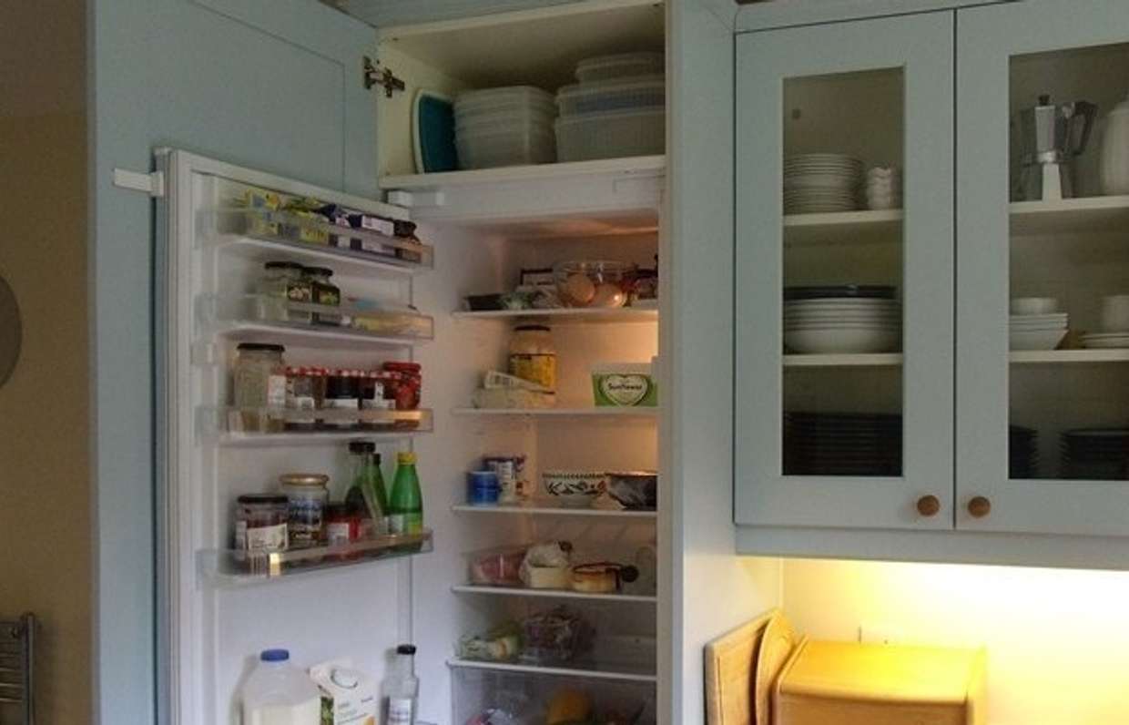 Спрятать холодильник в шкаф на кухне