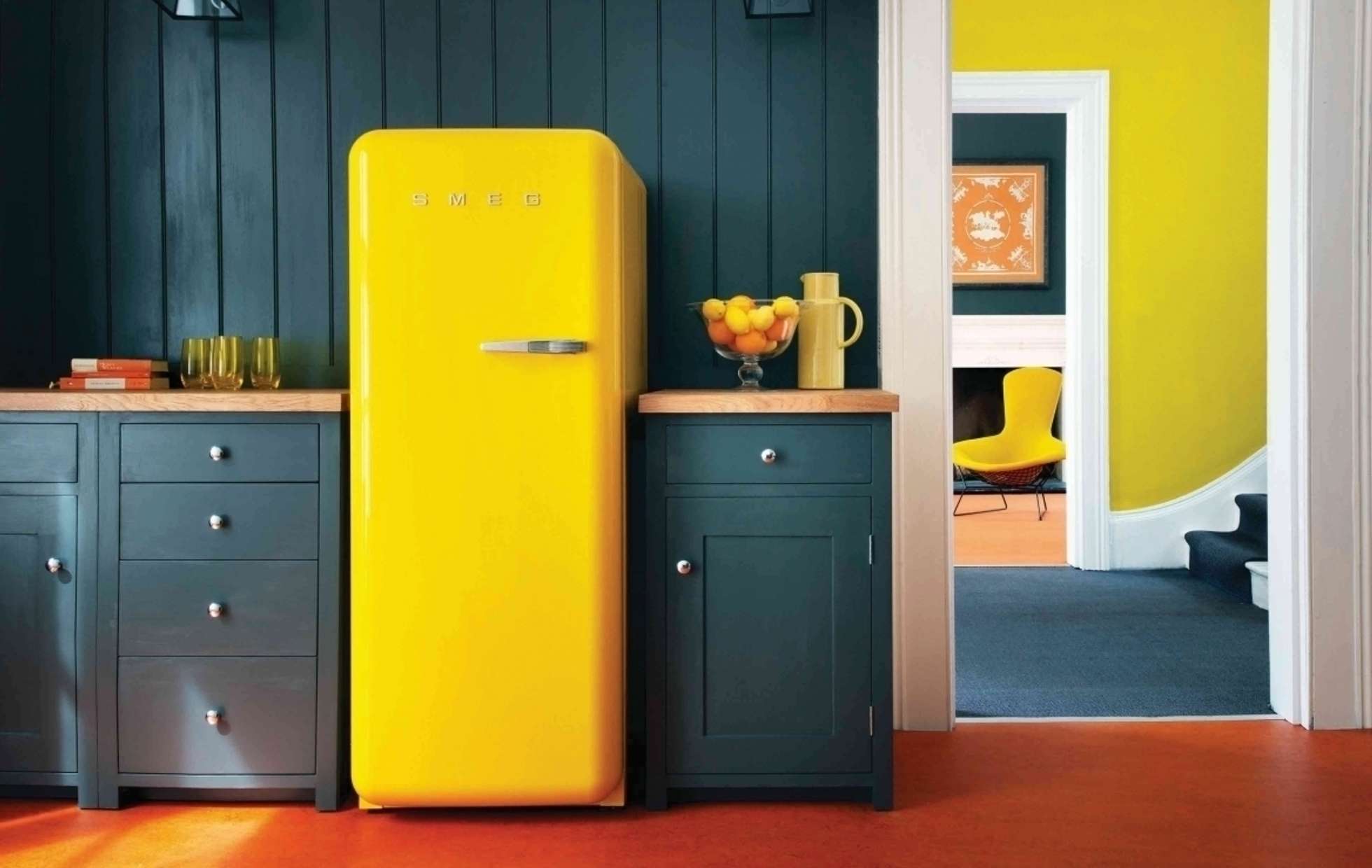 оранжевый холодильник в интерьере кухни фото