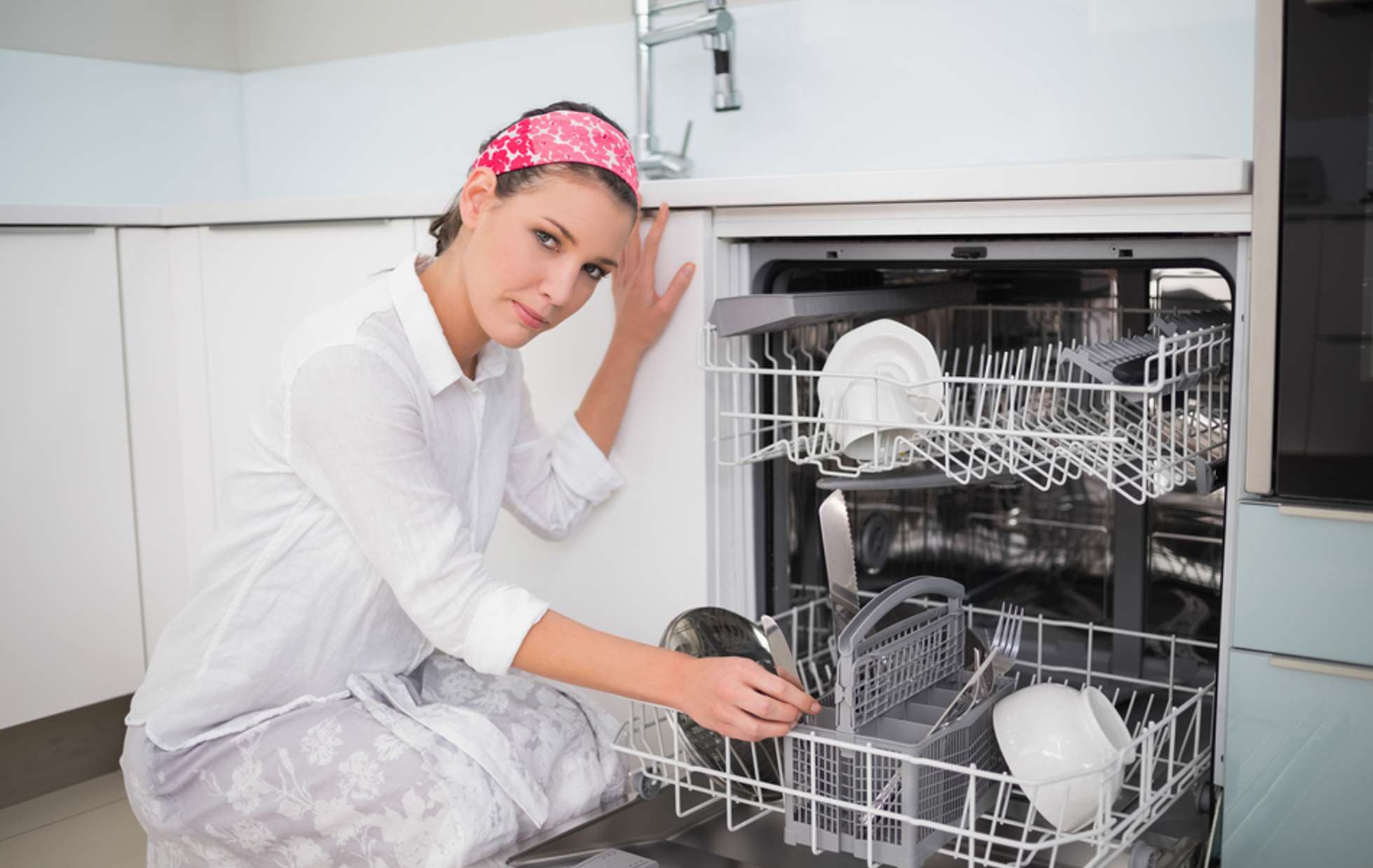 Посудомойка женщина