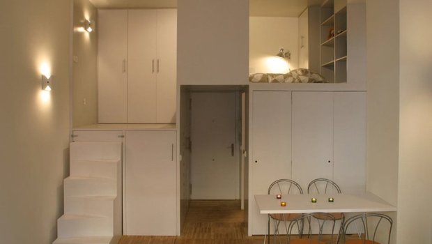 Кухня в шкафу, хранение под лестницей: как уместили все нужное на 28 м²