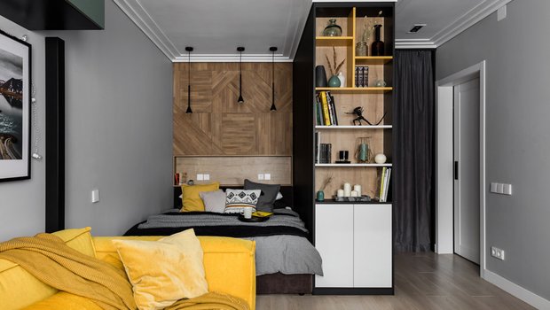 Классная однушка 39 м² со спальней в нише и желтым диваном