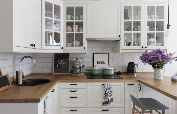 Белый, синий или розовый. Какие самые удачные цветовые сочетания для кухни?