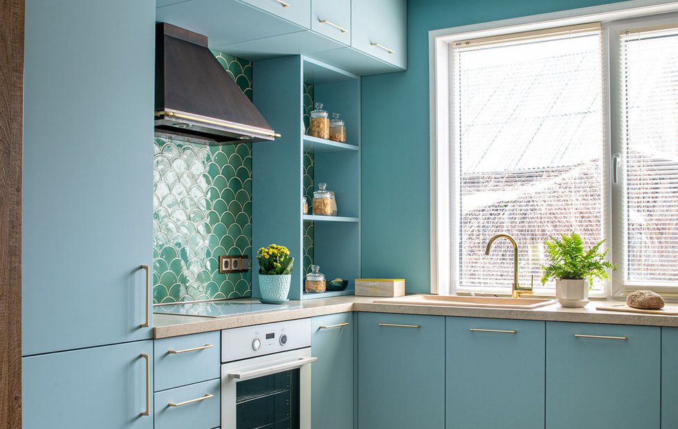 Как создать нескучный интерьер кухни-гостиной при помощи цвета и мебели